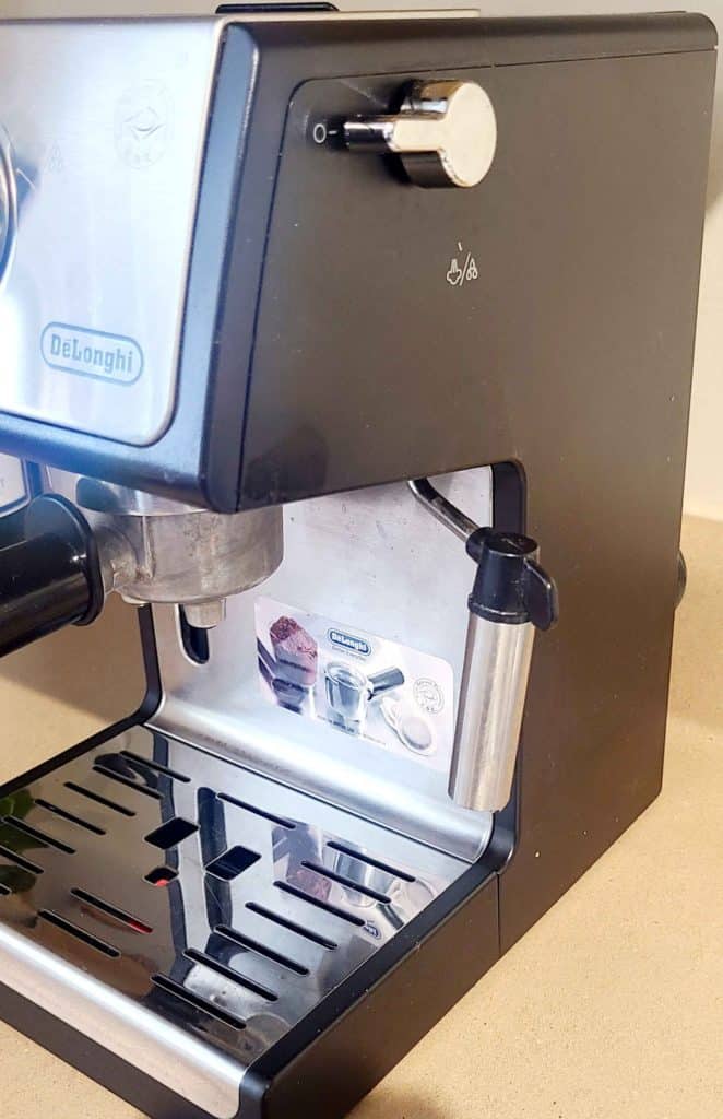 De'Longhi ECP3420 comes with a fast and simple frother