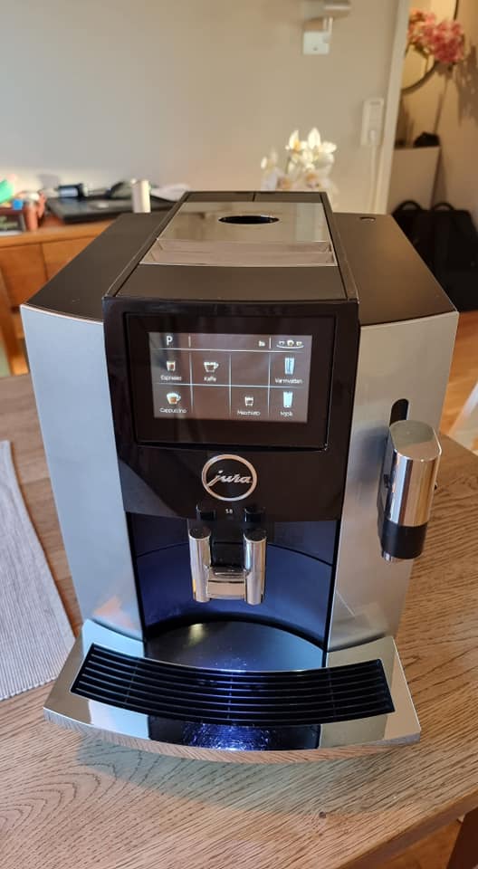 15210 by Jura - Automatic Coffee Machine, S8, Moonlight Silver