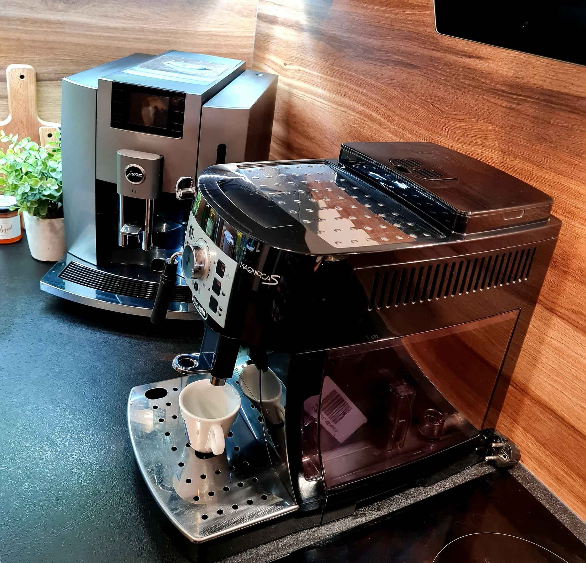 Delonghi Magnifica S uses 15 bars pump pressure to extract espresso
