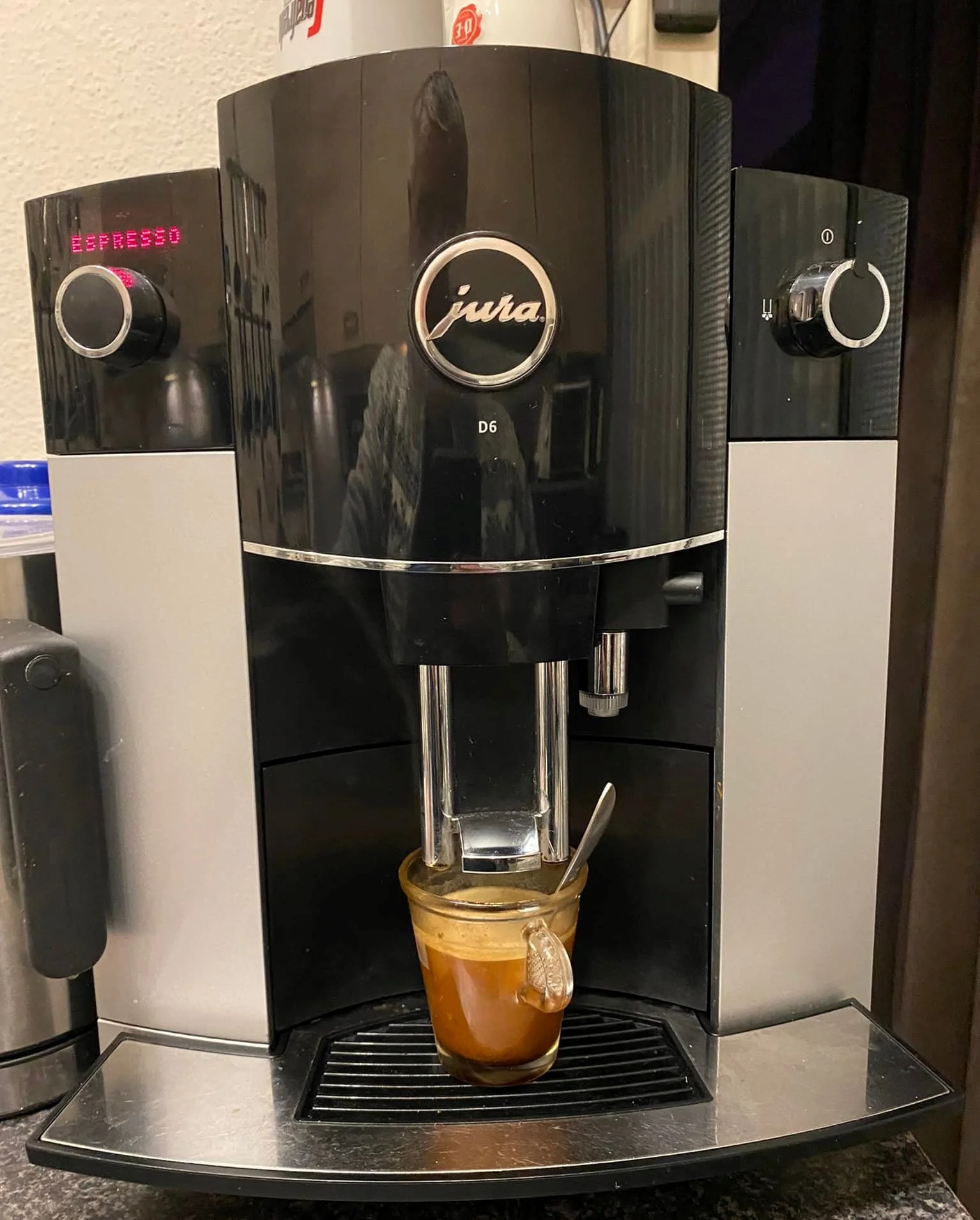 Jura D6 is a super-automatic machine