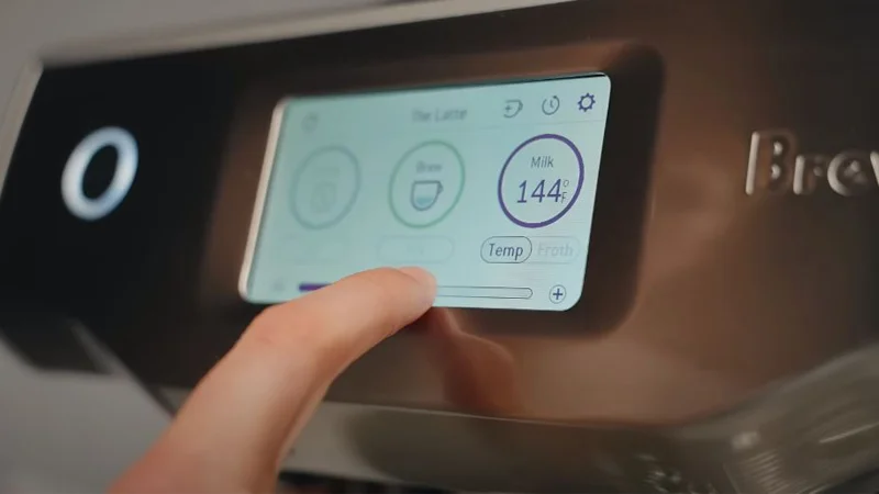 the oracle touch allows changing the texture and temperature of milk foam