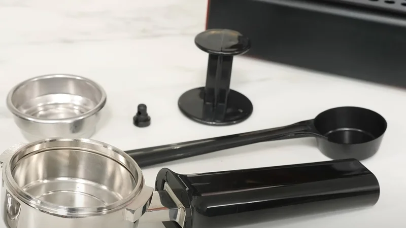 the gaggia classic pro comes with a 58mm portafilter and plastic tamper